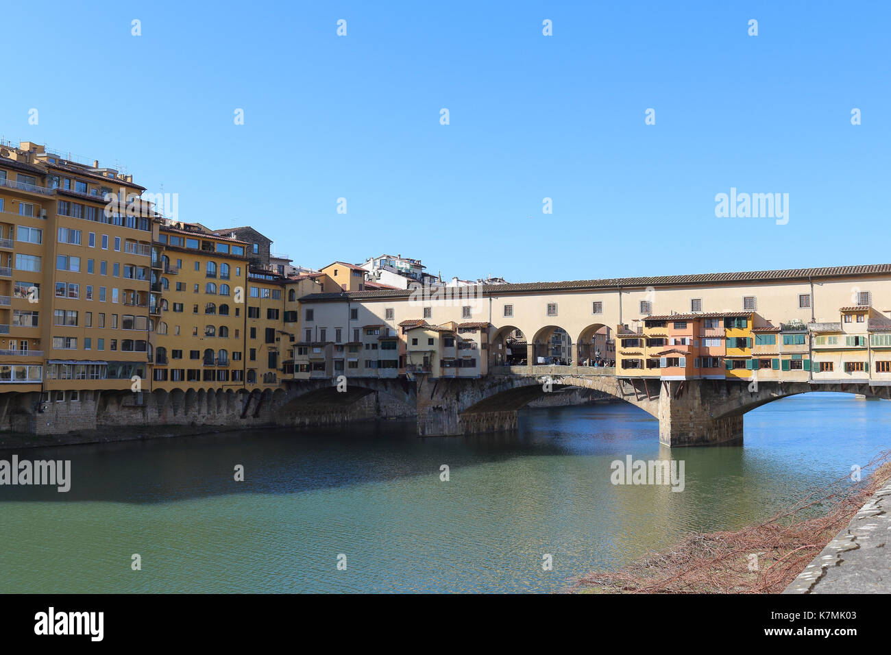 Ponte Vecchio, gesehen von der North Bank. Florenz, Italien. Stockfoto