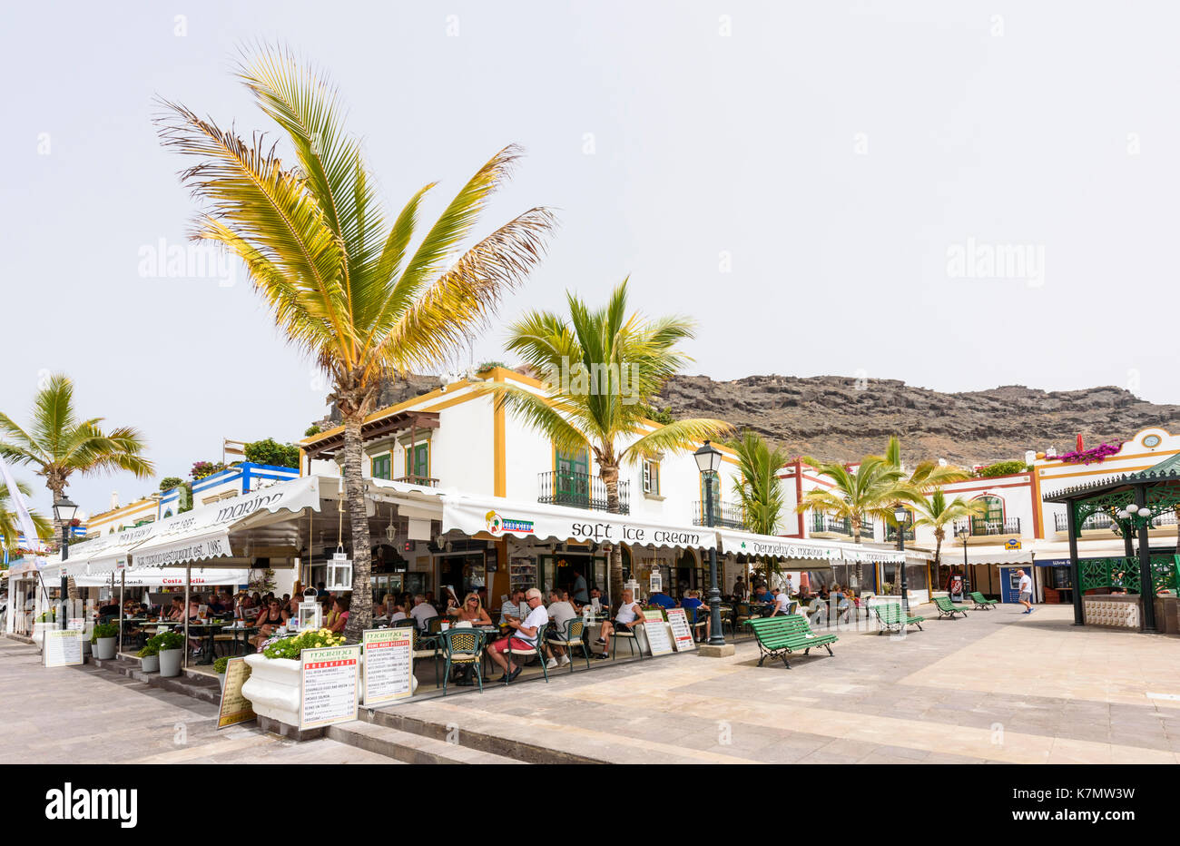 Restaurants am Rande der Jachthafen von Puerto Mogan, Gran Canaria, Spanien Stockfoto