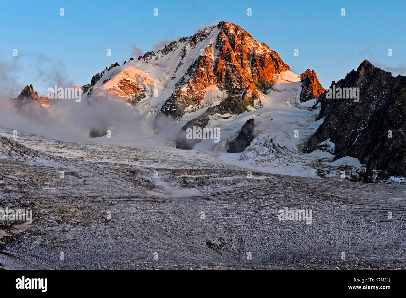 Aiguille du Chardonnet Gipfel im Nebel über dem Gletscher Glacier du Tour, Abendlicht, Chamonix, Savoyen, Frankreich Stockfoto