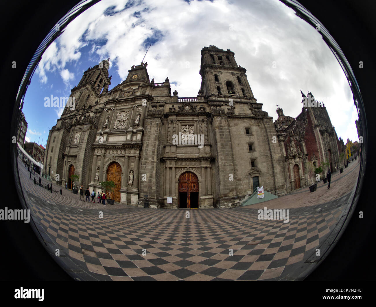 Mexiko-Stadt, Mexiko - 2017: Metropolitan Cathedral, mit dem Metropolitan Tabernacle auf der rechten Seite. Stockfoto