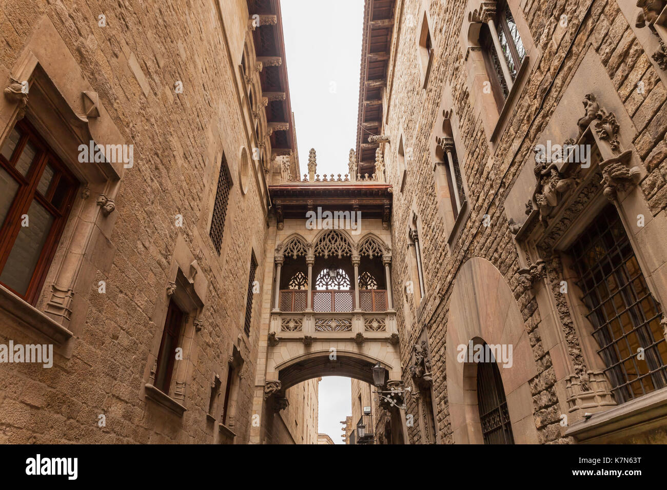 Berühmte Brücke zwischen den Gebäuden im Barri gotisches Viertel Barcelona, Katalonien, Spanien Stockfoto