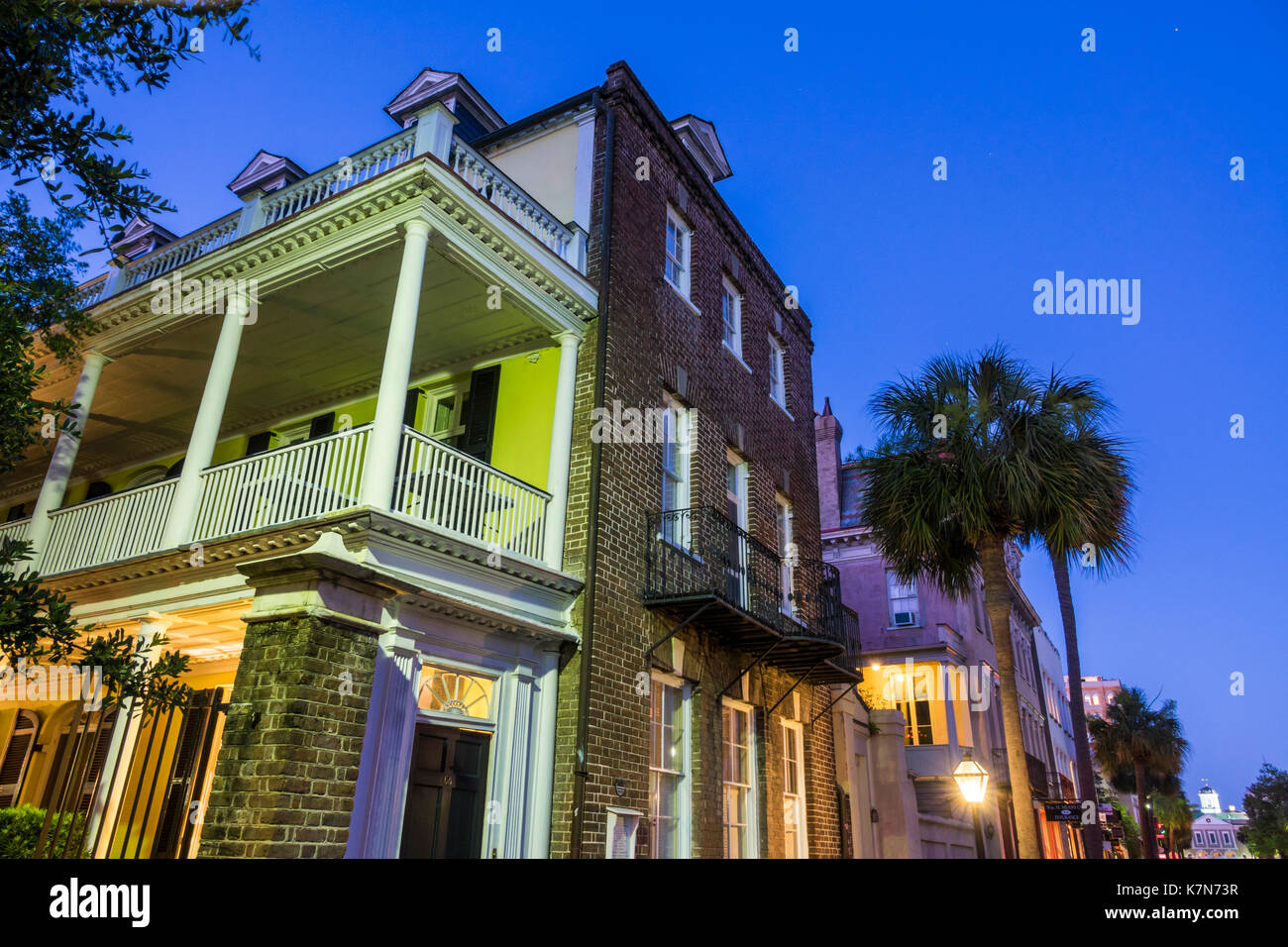 Charleston South Carolina, historische Innenstadt, Broad Street, Dämmerung, Nacht, Charleston Einfamilienhaus, Architektur, piazza, Veranda, SC170514257 Stockfoto