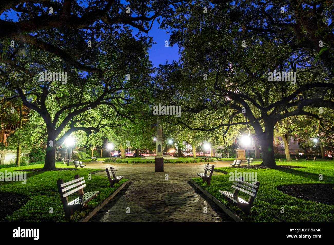 Charleston South Carolina, historische Innenstadt, Washington Square, Stadtpark, Beleuchtung, Bank, Dämmerung, SC170514258 Stockfoto