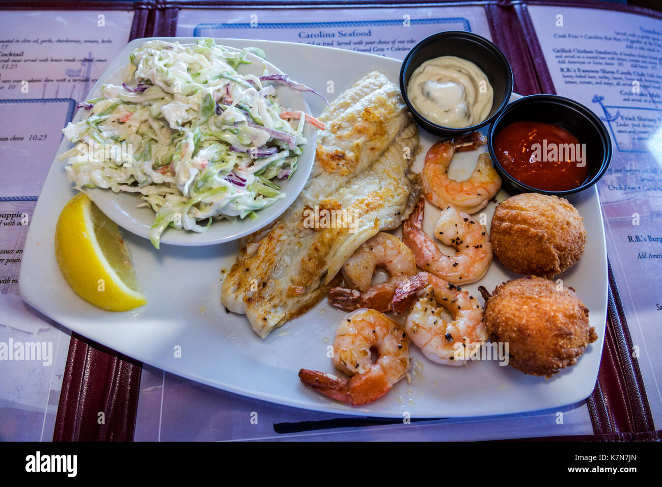 South Carolina, Mt. Pleasant, Shem Creek, Waterfront, R.B.'s Seafood Restaurant, Abendessen, Teller, Garnelen, Fischfilet, Hush Puppies, Krautsalg, SC170516040 Stockfoto