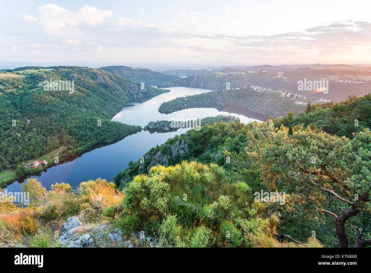 Frankreich, Loire (42), Saint-Étienne, Saint-Victor-sur-Loire, vue sur le Village et le Lac de Grangent, Lac de retenue sur la Loire Le Soir // Frankreich, Lo Stockfoto