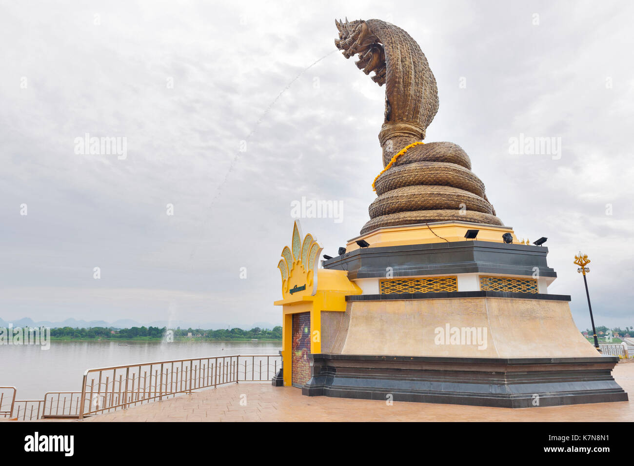 Statue des Siebenköpfigen Schlange durch den Mekong Fluss in der Innenstadt von Nakhon Phanom, Thailand. Stockfoto