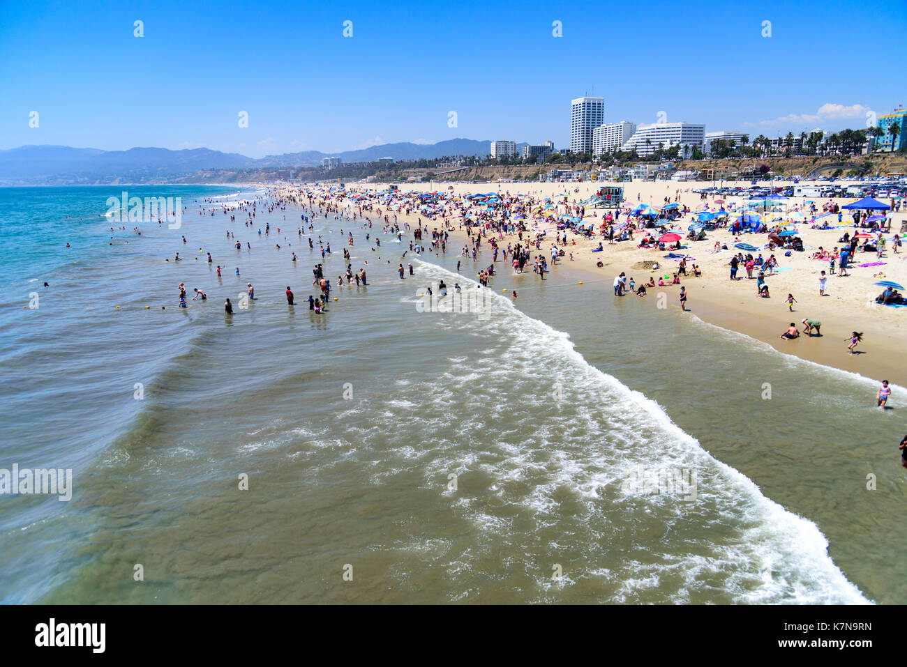 Hunderte von Menschen Schwarm Strand an einem heißen Sommertag. Stockfoto