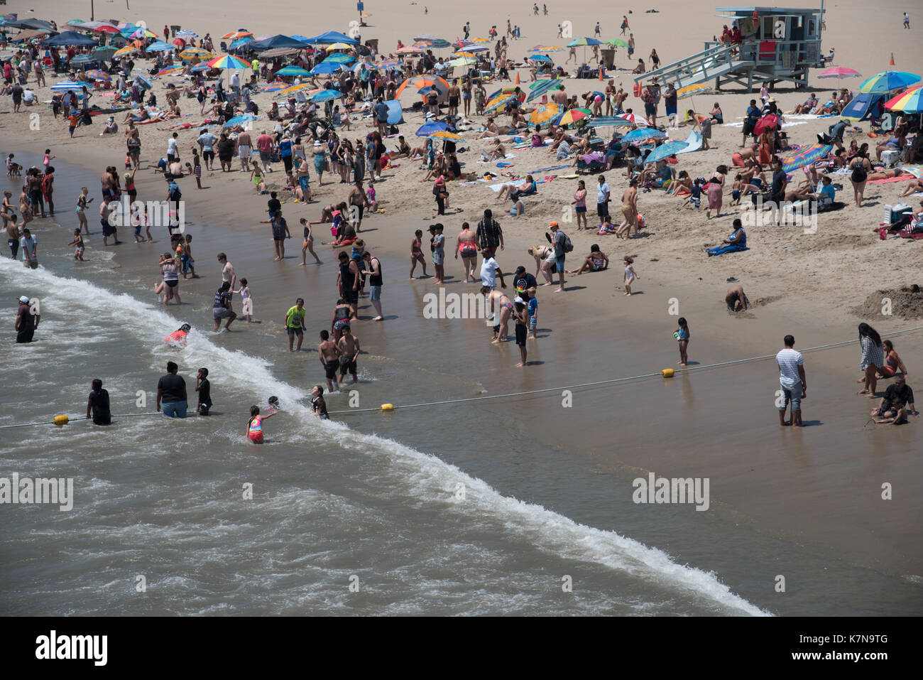 Hunderte von Menschen Schwarm Strand an einem heißen Sommertag. Stockfoto