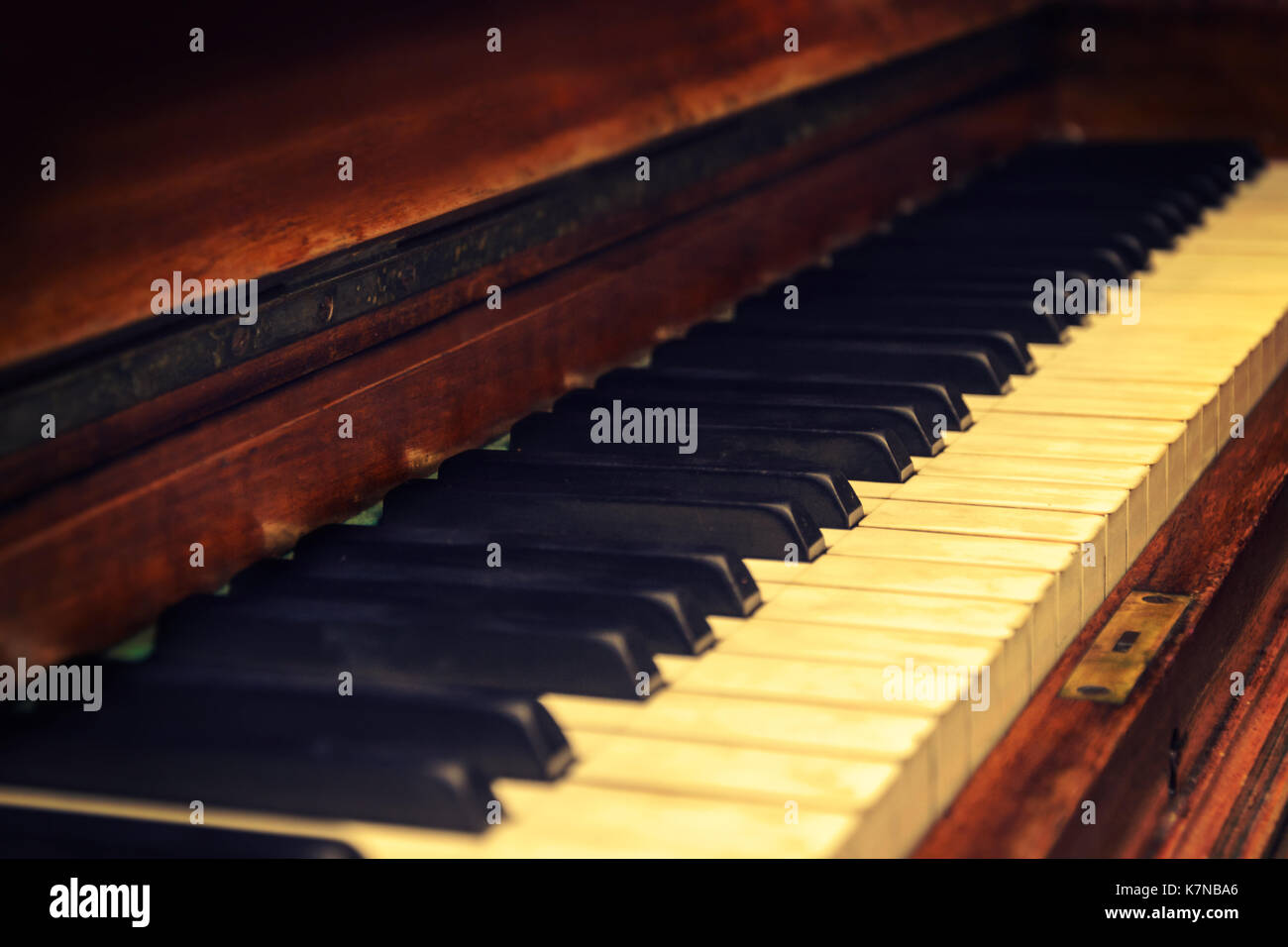Nahaufnahme einer Tastatur in einem alten Vintage Piano (sehr geringe DOF) Stockfoto