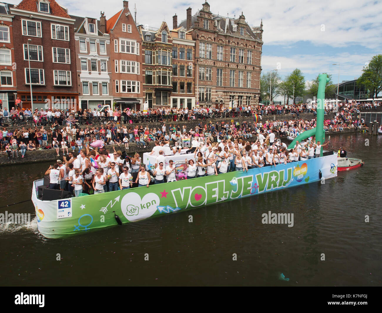 Das Foto zeigt Boot 42 während des KPN Show Your Pride Events auf der Canal Parade in Amsterdam 2017. Es unterstreicht die farbenfrohe und lebhafte Feier des LGBTQ+-Stolzes mit Dekorationen und Teilnehmern auf dem Boot. Stockfoto