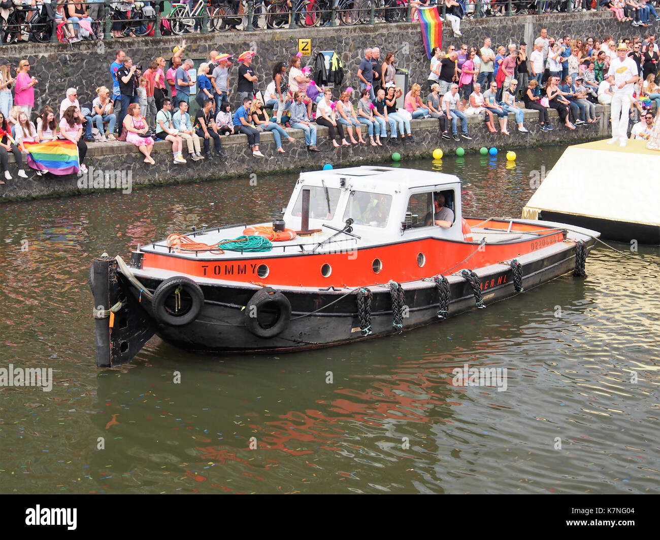 Das Foto von der Canal Parade 2017 in Amsterdam zeigt Boot 66, ein Schiff, das mit der de Nederlandsche Bank verbunden ist, als es an der festlichen Veranstaltung teilnimmt. Das Boot namens „Tommy“ ist Teil der Parade entlang der berühmten Kanäle der Stadt. Stockfoto