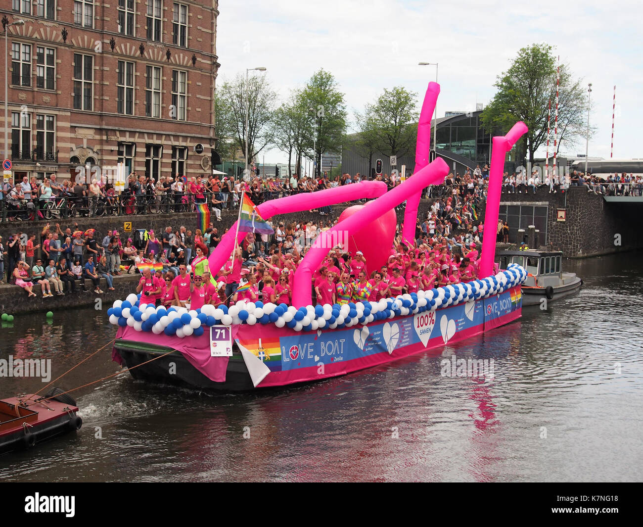 Boat 71, das Stichting the Loveboat Zwolle repräsentiert, nimmt am 2017 an der Canal Parade in Amsterdam Teil. Die Veranstaltung ist ein prominentes jährliches fest der Vielfalt und Integration, mit dekorierten Booten und Teilnehmern, die lebendige kulturelle Darbietungen und Unterstützung für LGBTQ+-Rechte präsentieren. Stockfoto