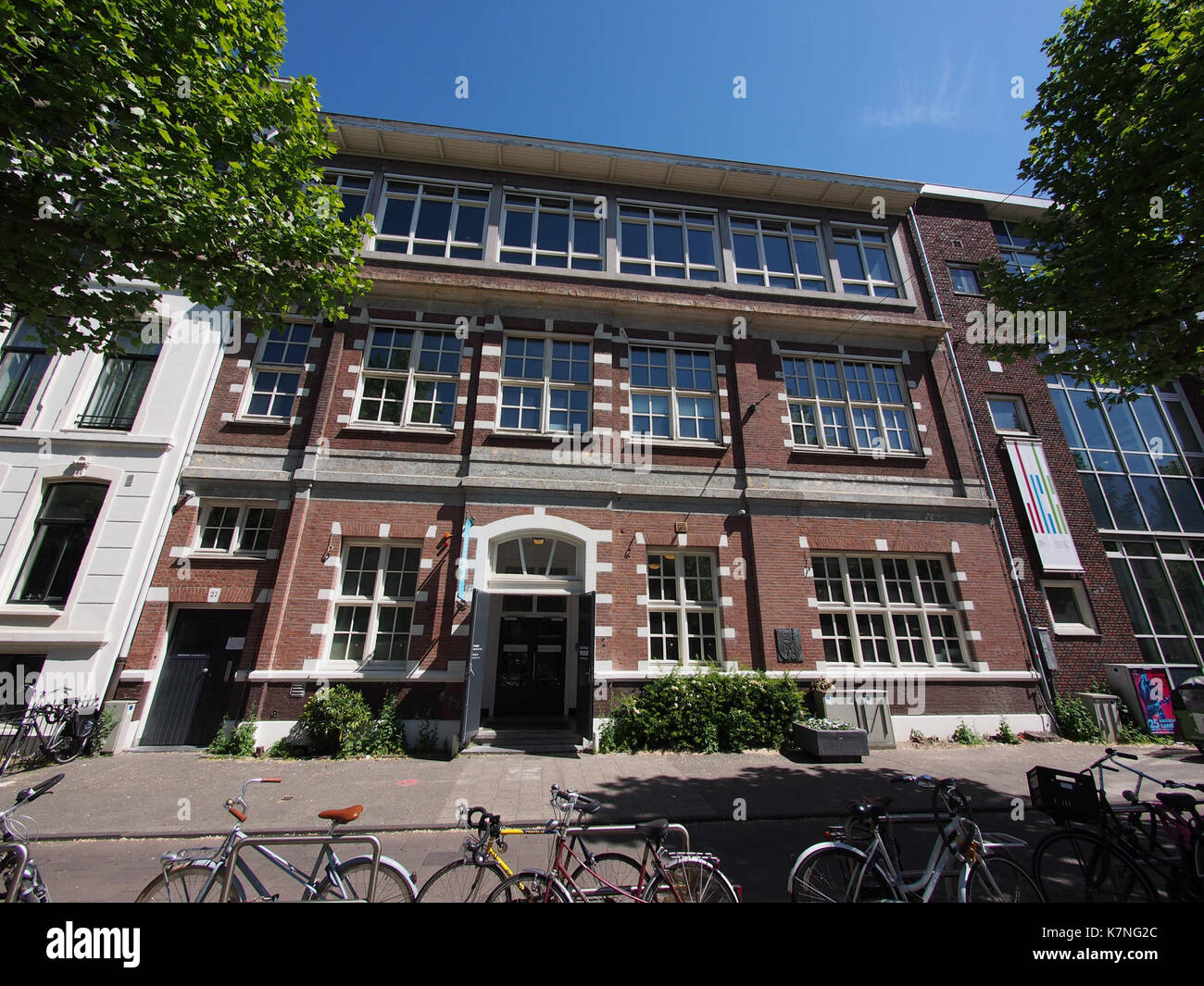 Plantage Middenlaan 27 ist eine Adresse in Amsterdam, Niederlande. Es ist Teil des historischen Viertels der Stadt, bekannt für seine klassische niederländische Architektur und die Nähe zu Sehenswürdigkeiten wie dem Artis Zoo und dem Botanischen Garten. Stockfoto