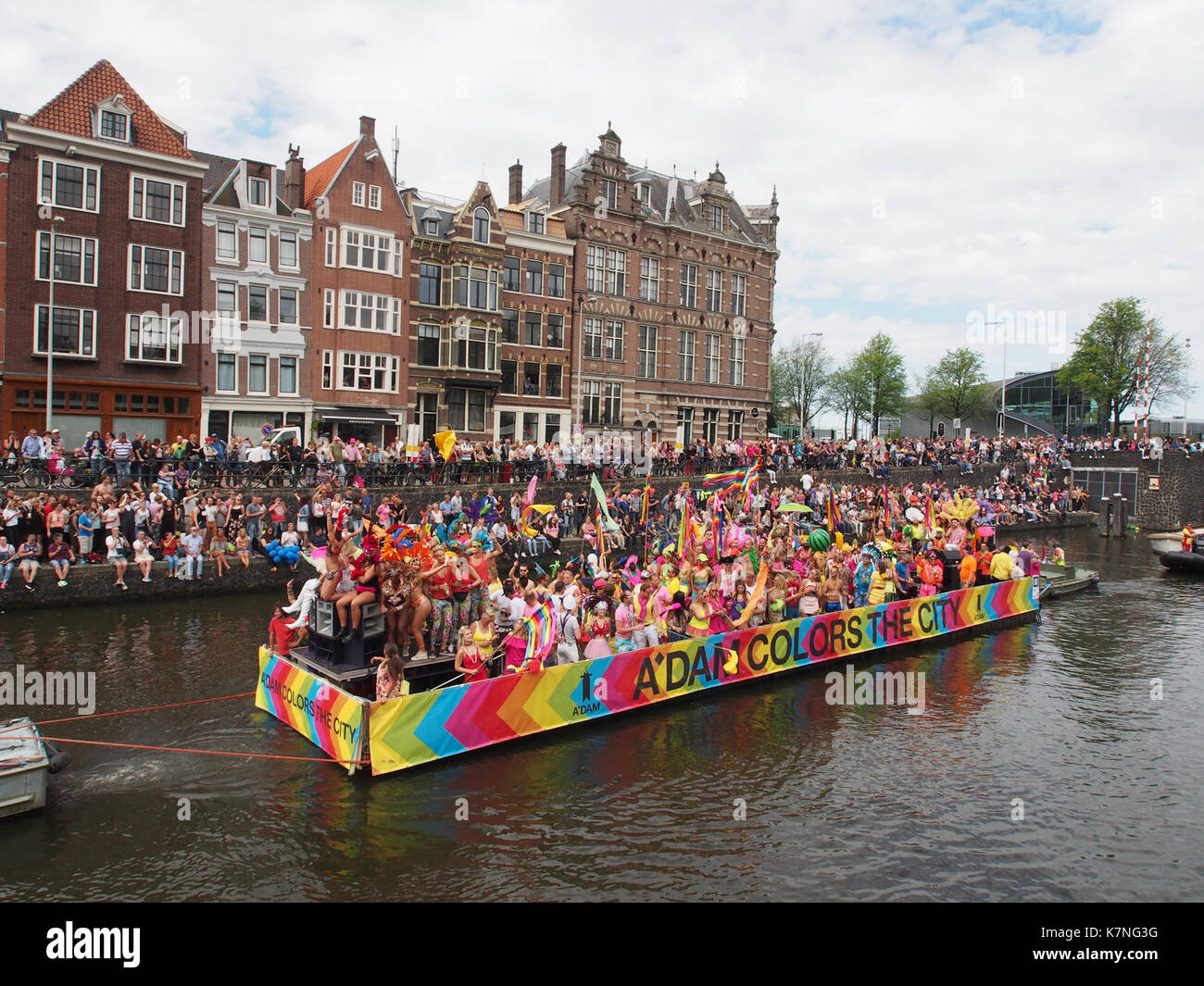 Ein Foto von der Canal Parade von 2017 in Amsterdam, das Boot 80 am A'DAM Toren zeigt, Teil der lebhaften LGBTQ+-Feier und -Feierlichkeiten. Stockfoto