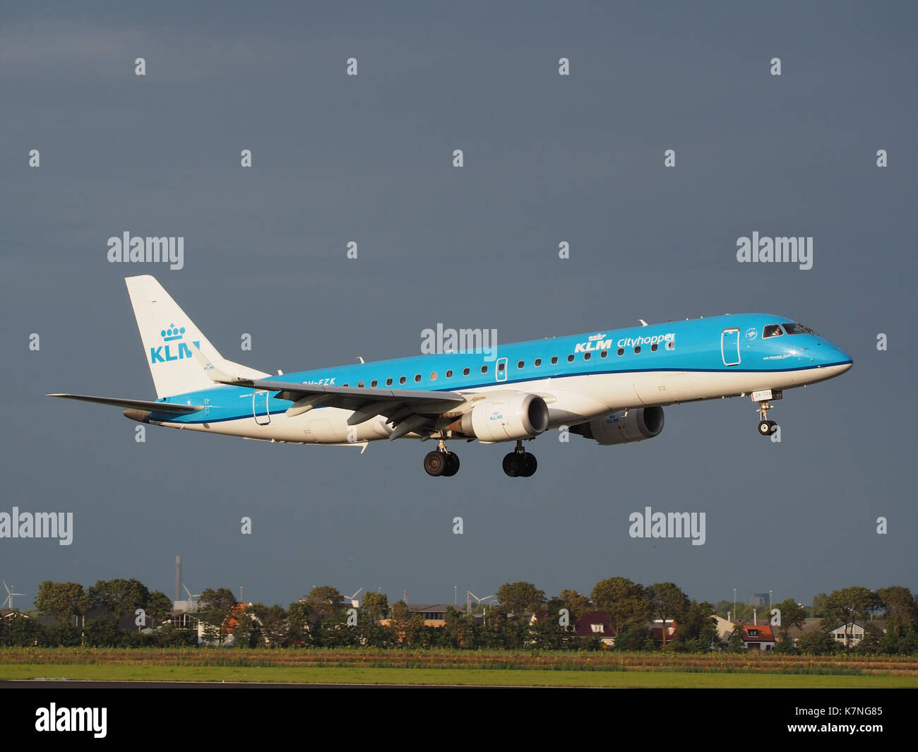 PH-HES KLM Cityhopper Embraer ERJ-190 STD (ERJ -190-100) Landung am Flughafen Schiphol (EHAM-AMS) Start- und Landebahn 18R Bild 2 Stockfoto
