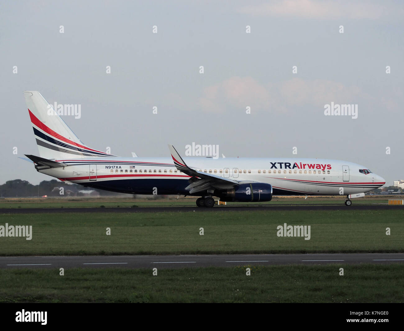 N 917 XA Xtra Airways Boeing 737-86 J (WL), Landung auf Schiphol (EHAM-AMS) Start- und Landebahn 18R pic 1. Stockfoto