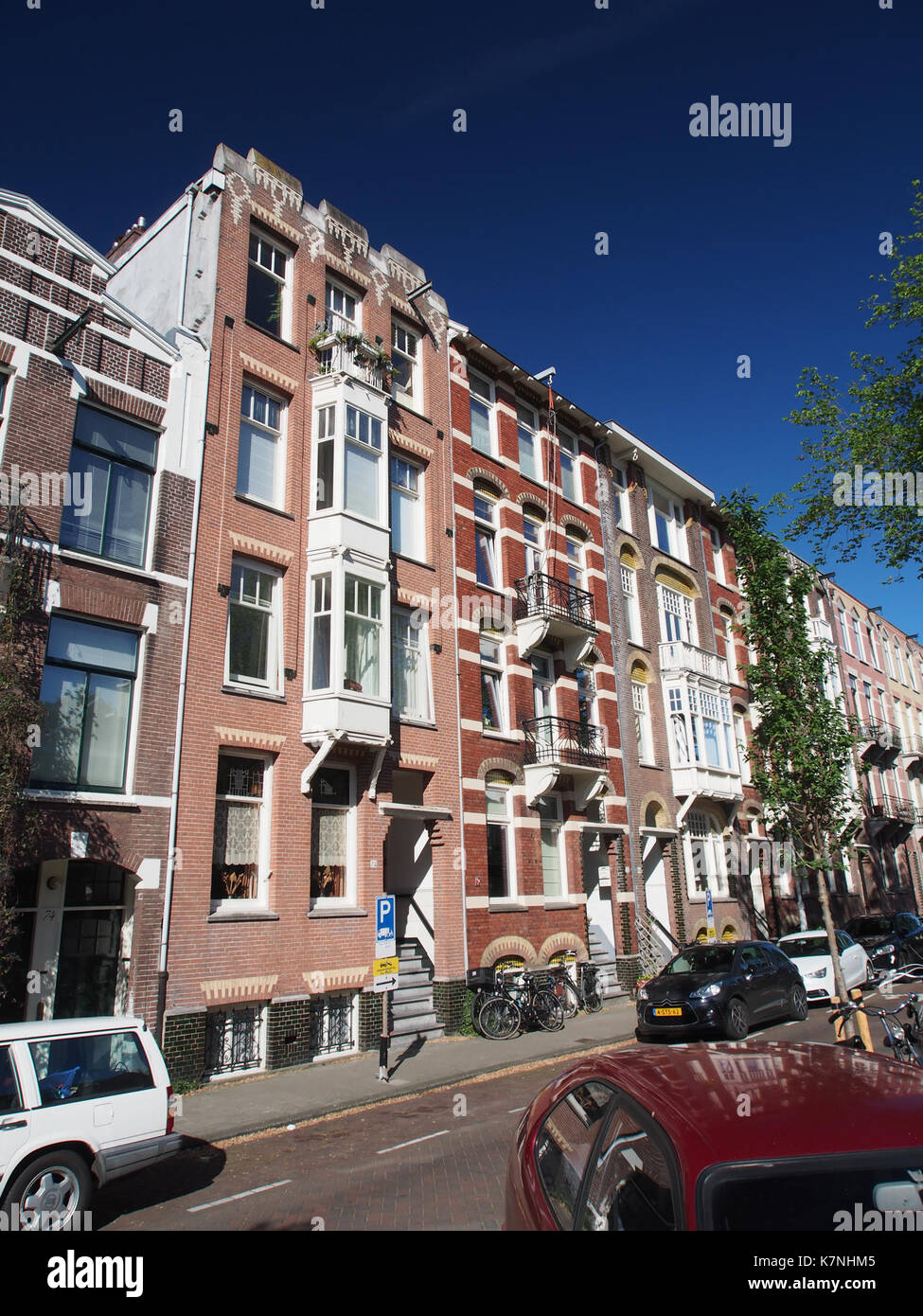 Dieses Foto zeigt den Linnaeusparkweg, eine Straße in einer Wohngegend, die für ihre Grünflächen bekannt ist. Das Bild unterstreicht die ruhige und angenehme Atmosphäre des Ortes mit Bäumen und gepflegter Umgebung, die typisch für Vorstädte ist. Es ist eine friedliche städtische Umgebung, ideal für das tägliche Leben in der Stadt. Stockfoto