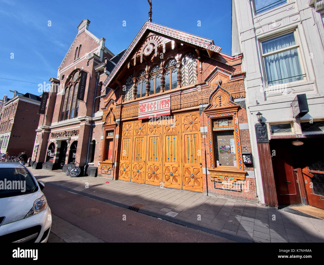 Dieses Foto zeigt den Amstelveenseweg 134-136, einen prominenten Ort in Amsterdam. Das Bild zeigt die Wohn- und Geschäftsarchitektur, die für diese geschäftige Straße charakteristisch ist. Stockfoto