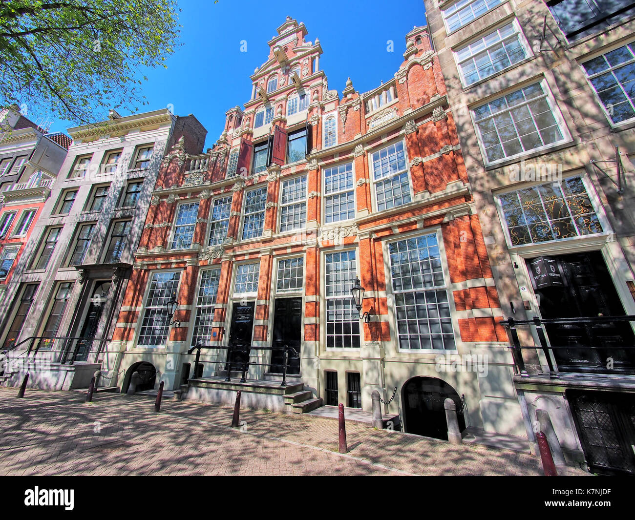 Huis Bartolotti, auch bekannt als Het Bonte Huis, befindet sich in der Herengracht 170-172 in Amsterdam und ist ein architektonisches Wahrzeichen. Das Gebäude ist bekannt für seine historische Bedeutung und sein unverwechselbares Design, was es zu einem wichtigen Merkmal des Amsterdamer Kulturerbes macht. Stockfoto