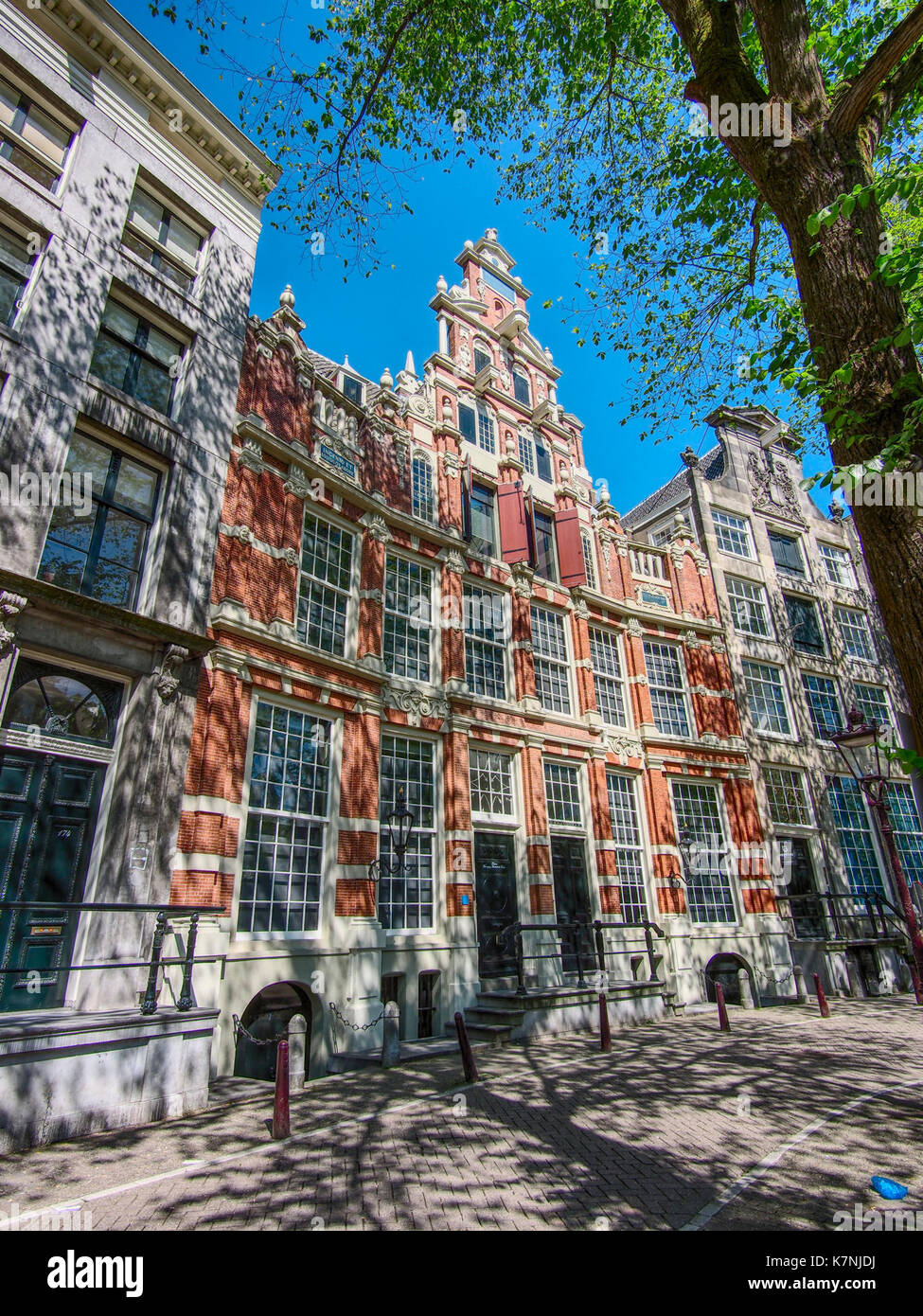 Dieses Foto zeigt Huis Bartolotti, auch bekannt als Het Bonte Huis, in der Herengracht 170-172 in Amsterdam. Das Gebäude ist ein Beispiel für die niederländische Architektur des Goldenen Zeitalters und historische Bedeutung. Stockfoto