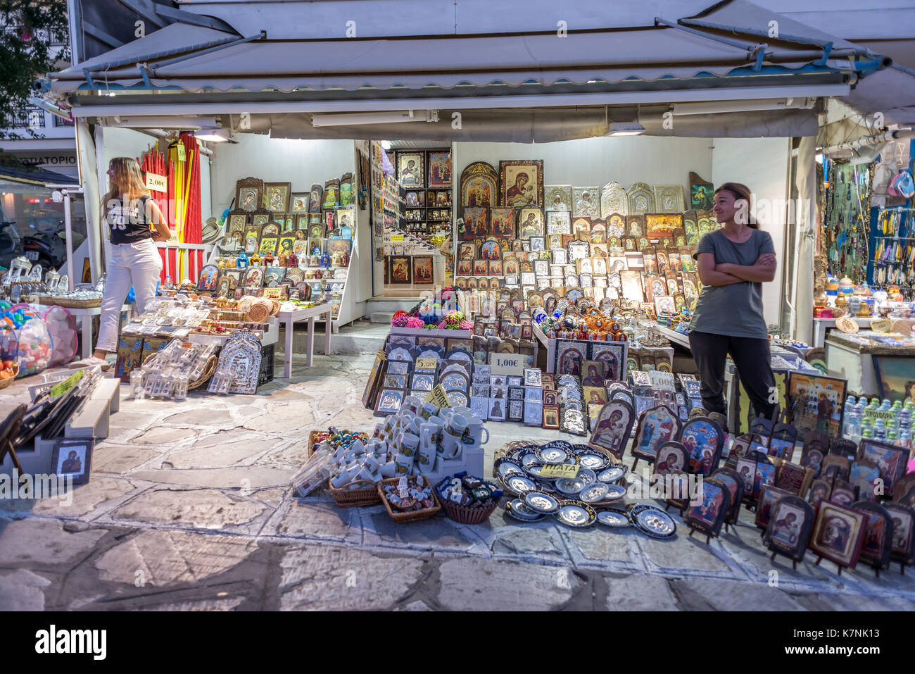 Am Abend einkaufen in Tinos, Griechenland Stockfoto