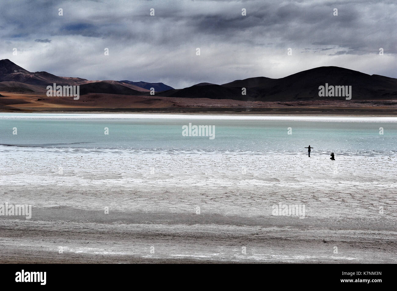 Zwei Touristen Fotos zum Salar de Aguas Calientes, aka Als Salar de Talar, Chile unter Stockfoto