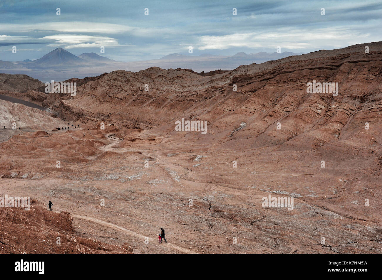 Valle de la Luna, Atacama, Chile. Im Hintergrund der Licancabur Vulkan gesehen werden kann. Stockfoto