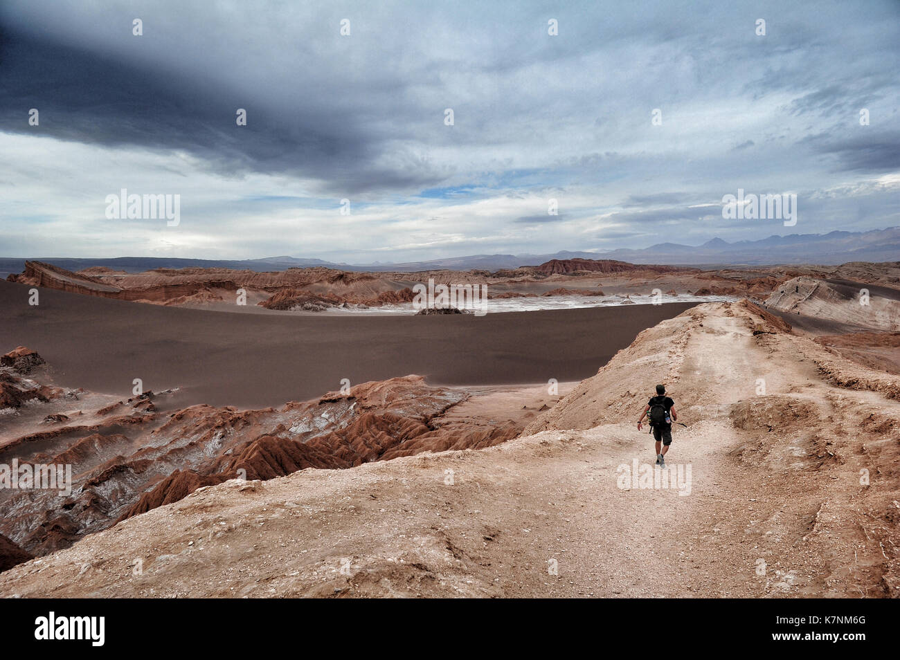 Ein Mann, der im Valle de la Luna, in der Atacama Region im Norden Chiles Stockfoto