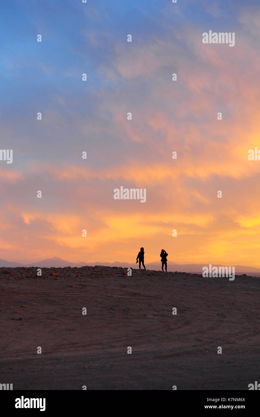 Zwei Personen genießen Sie einen schönen Sonnenuntergang in das Valle de la Luna (Tal des Mondes) in der Atacama Region im Norden Chiles Stockfoto