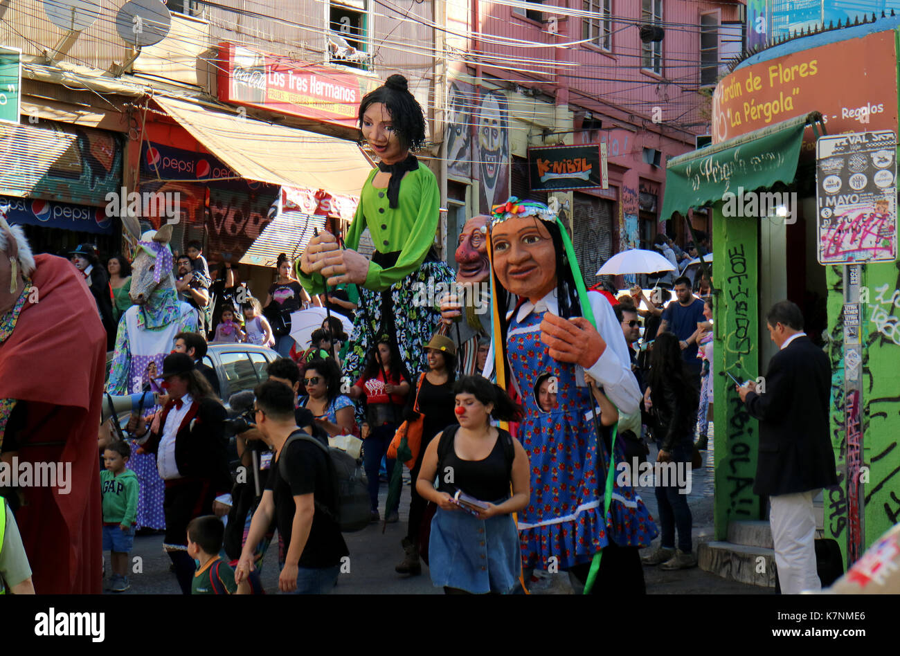 Menschen paradieren mit 'Titeres', gigantischen Marionette zahlen, während der jährliche Festival in Valparaiso, Chile animieren Stockfoto