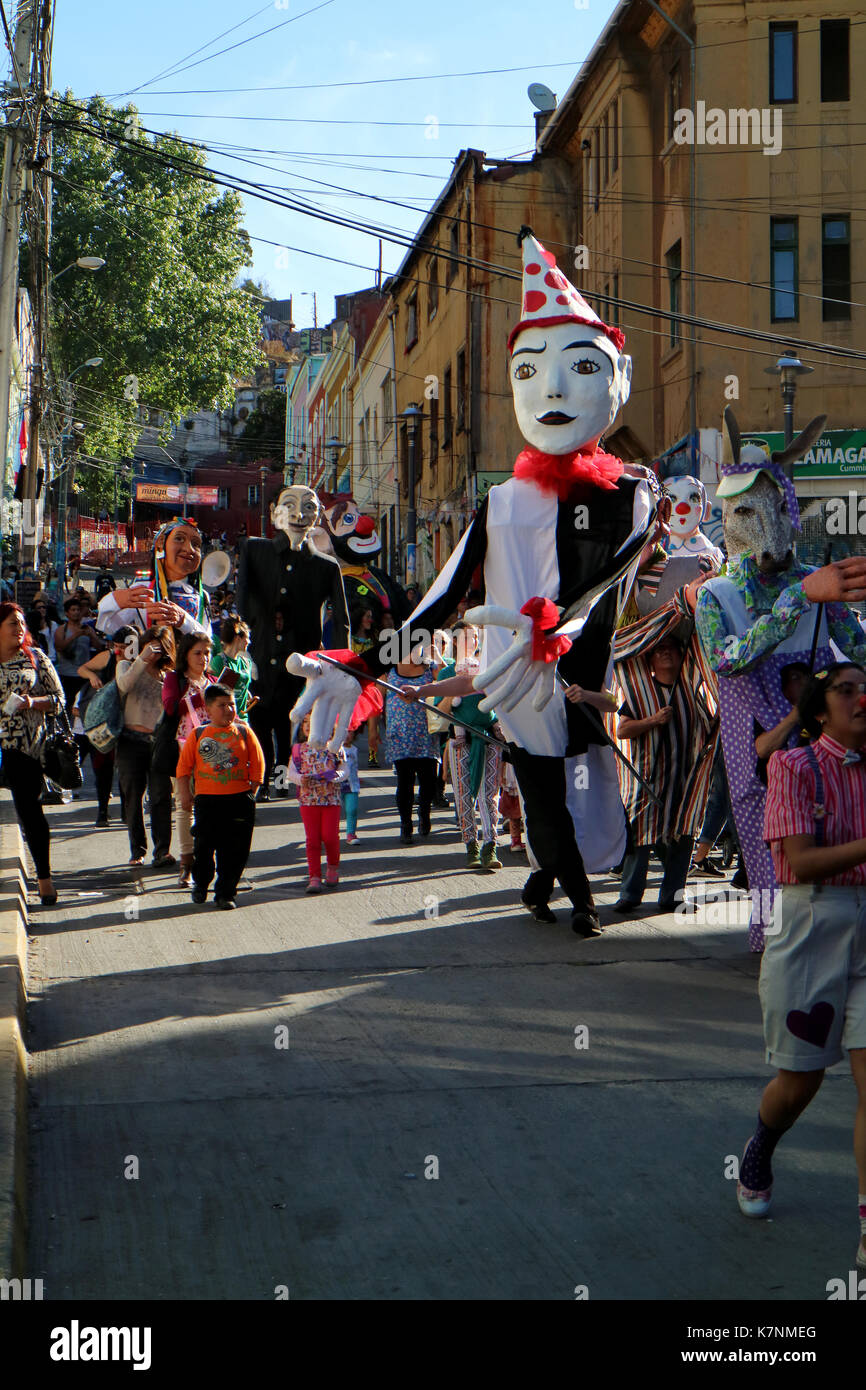 Menschen paradieren mit 'Titeres', gigantischen Marionette zahlen, während der jährliche Festival in Valparaiso, Chile animieren Stockfoto