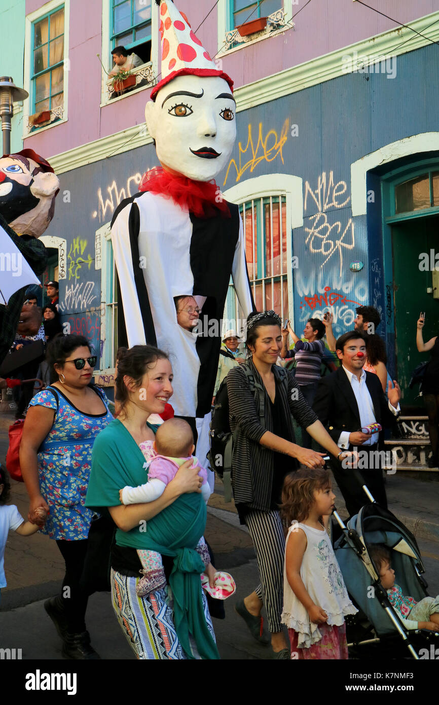 Menschen paradieren mit 'Titeres', gigantischen Marionette zahlen, während der jährliche Festival in Valparaiso, Chile animieren Stockfoto