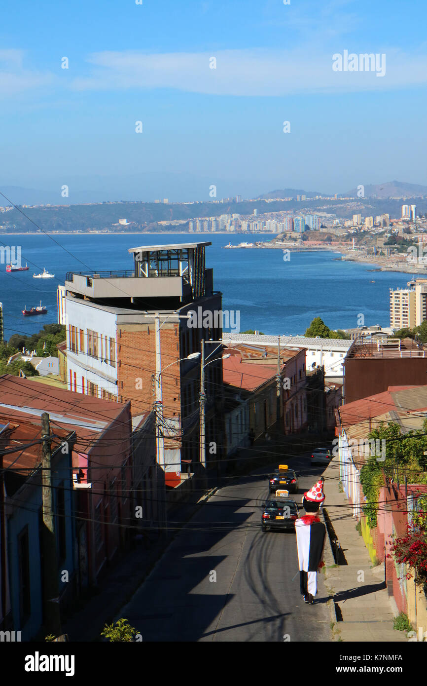 Ein riesiger maskierter Abbildung Spaziergänge auf einer abschüssigen Straße in Valparaiso, Chile, bei der jährlichen 'Animieren' Festival, Puppen und Clowns gewidmet. Stockfoto