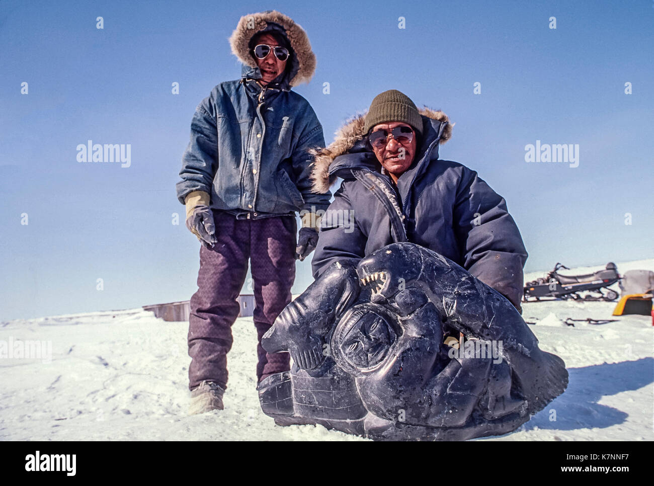 Inuit ältesten gekleidet in moderner Kleidung zeigen sie eines ihrer  Skulpturen aus Stein Stockfotografie - Alamy