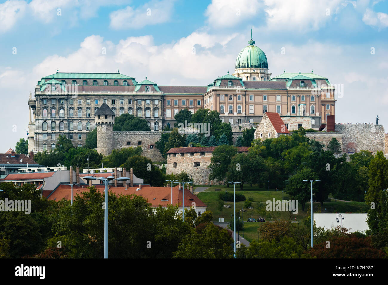 Bild der Budaer Burg, oder auch als Royal Palace oder das Königliche Schloss in Budapest in Ungarn an einem schönen Tag mit blauem Himmel und ein paar Wolken. Stockfoto