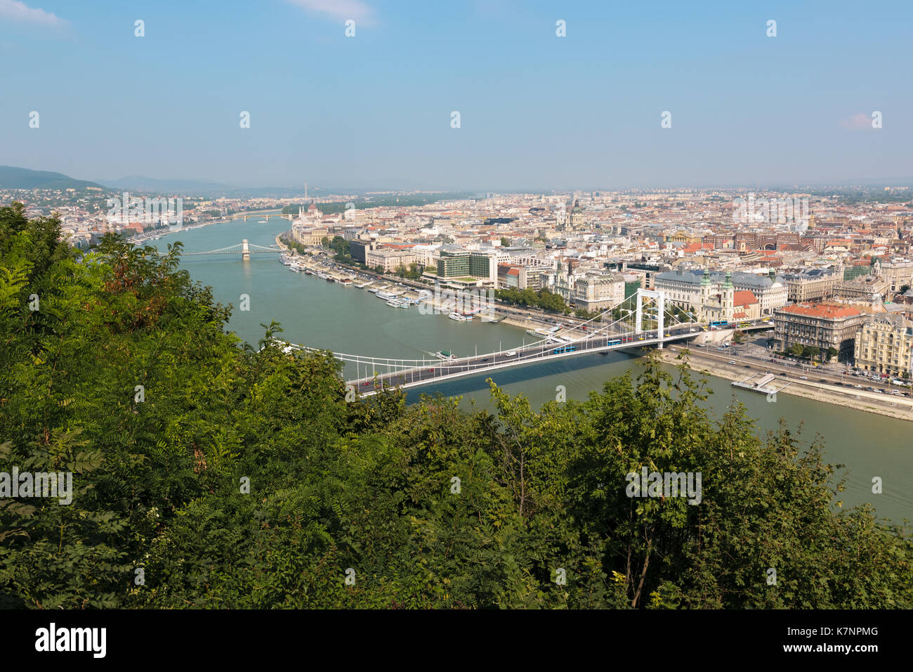 Toller Blick über Budapest in Ungarn und der Elisabeth Brücke im Vordergrund und die Kettenbrücke im Hintergrund. Stockfoto