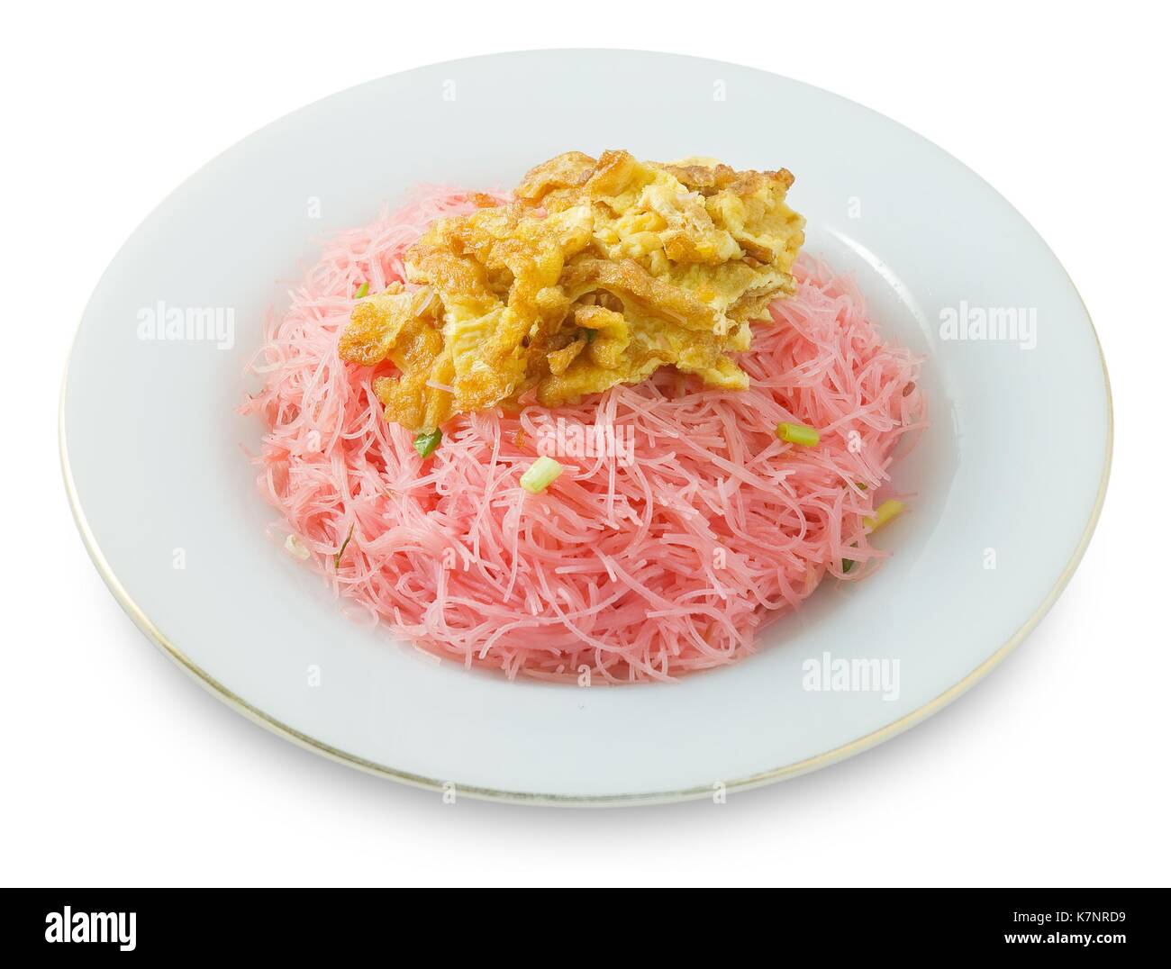 Thai-Küche und Essen, köstliche rote rühren gebratene Reisnudeln mit Julienne Omelette serviert und gehackte Schalotte. Stockfoto