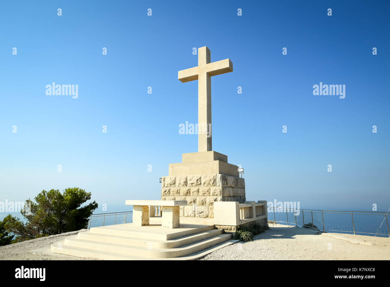 Das Kreuz über Srd Sehenswürdigkeiten in Dubrovnik, Kroatien. Stockfoto