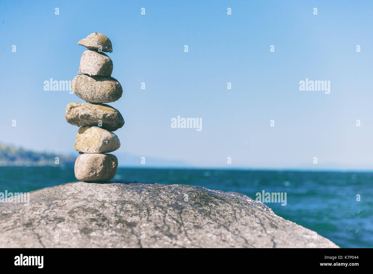 Rock balancing in Vancouver Stein stapeln Garten Stockfoto