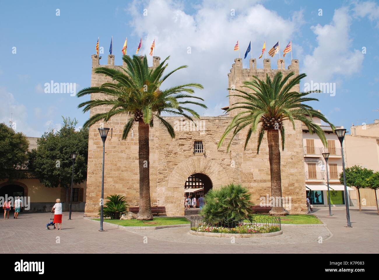 Die mittelalterliche Xara Tor (Portal del Moll) in der Altstadt von Alcudia auf der spanischen Insel Mallorca am 8. September 2017. Stockfoto