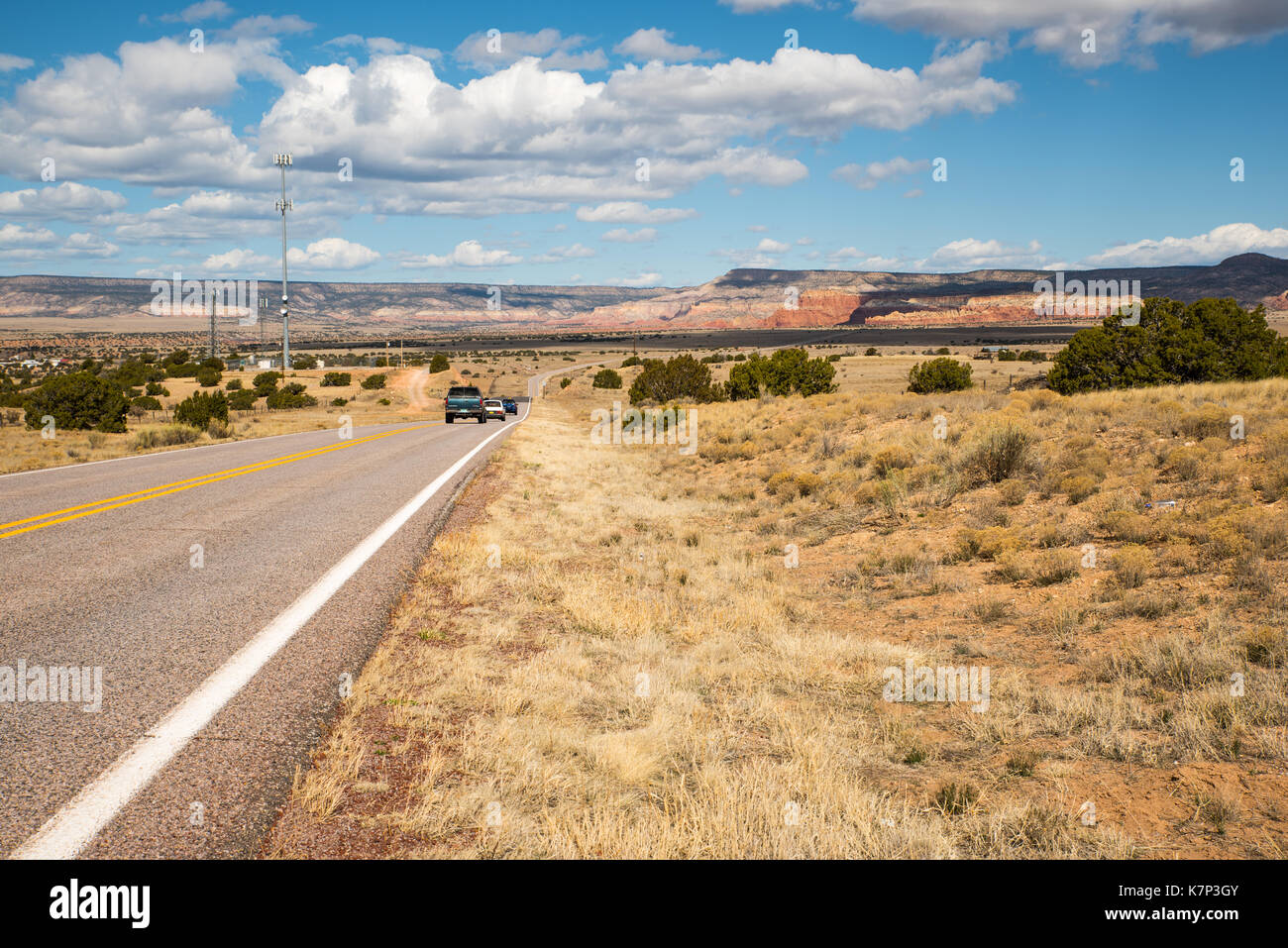 Fahrt nach San Ysidro-US 550 reist nordwestlich von Bernalillo, New Mexico, in Richtung der roten Felsen und hohe Tafelberge in der Nähe des Dorfes San Ysidro. Stockfoto