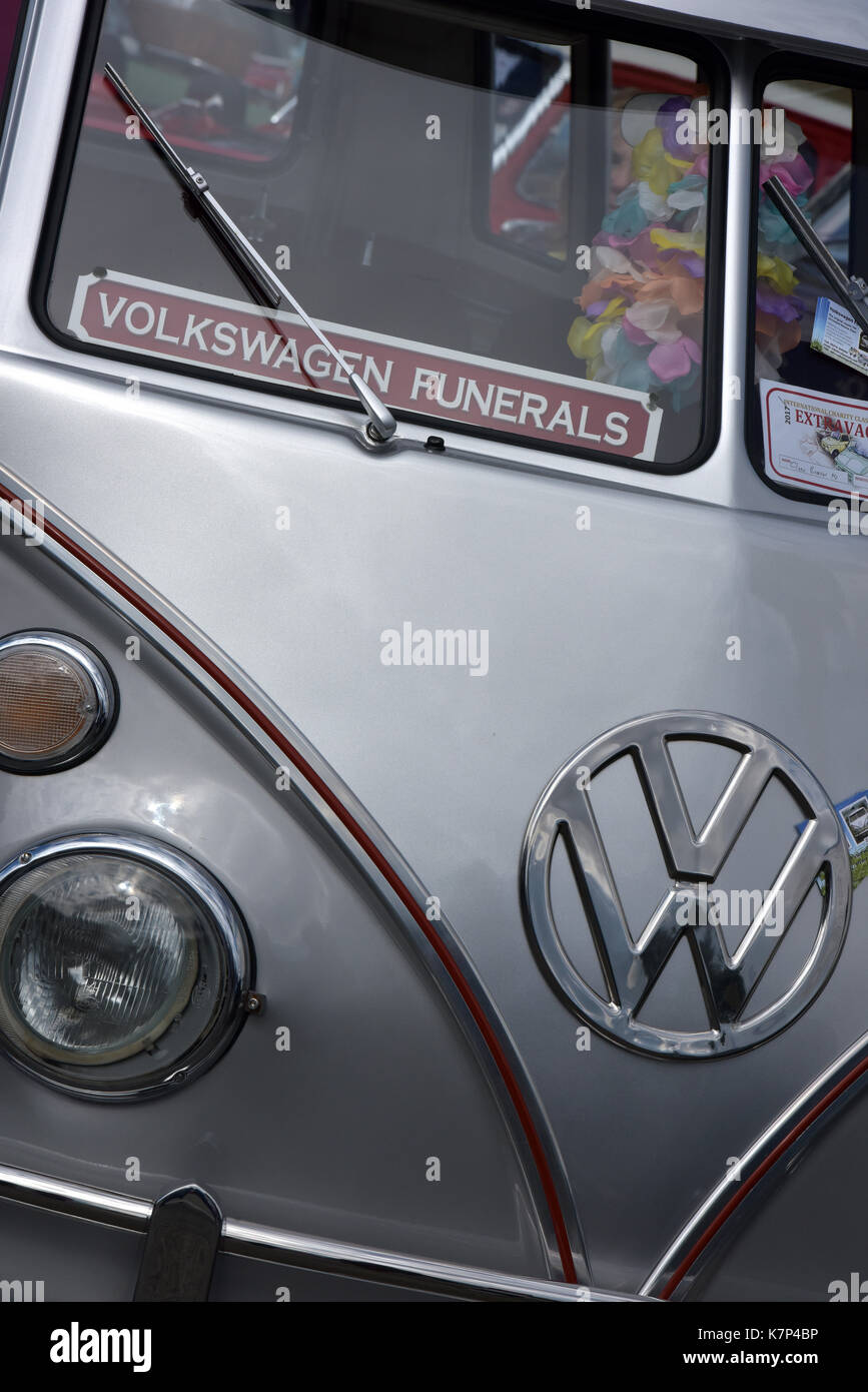 Volkswagen VW Camper van Leichenwagen. Stockfoto