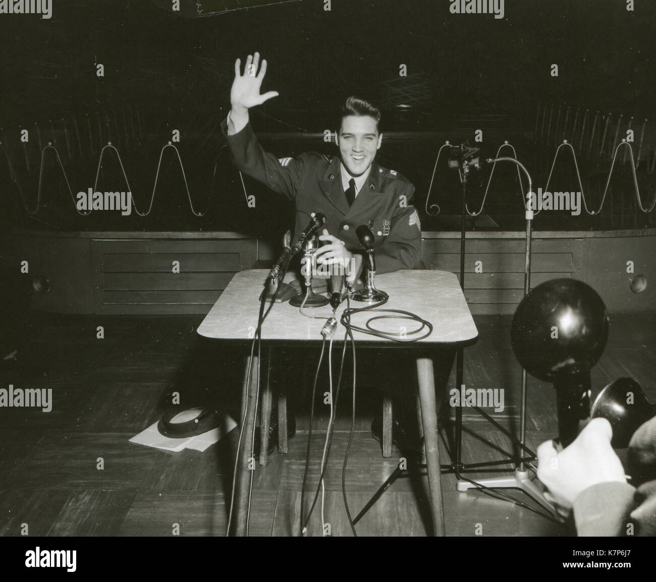 1. März 1960 - Sgt. A. Elvis Presley, 32nd Armored, 3. Panzerdivision, beantwortet Fragen für das Personal der Zivilen und Militärischen drücken Sie während der letzten Pressekonferenz durchgeführt, während er in Deutschland war. Stockfoto 1. März 1960 - Sgt. A. Elvis Presley, 32nd Armored, 3. Panzerdivision, beantwortet Fragen für das Personal der Zivilen und Militärischen drücken Sie während der letzten Pressekonferenz durchgeführt, während er in Deutschland war. Stockfoto
