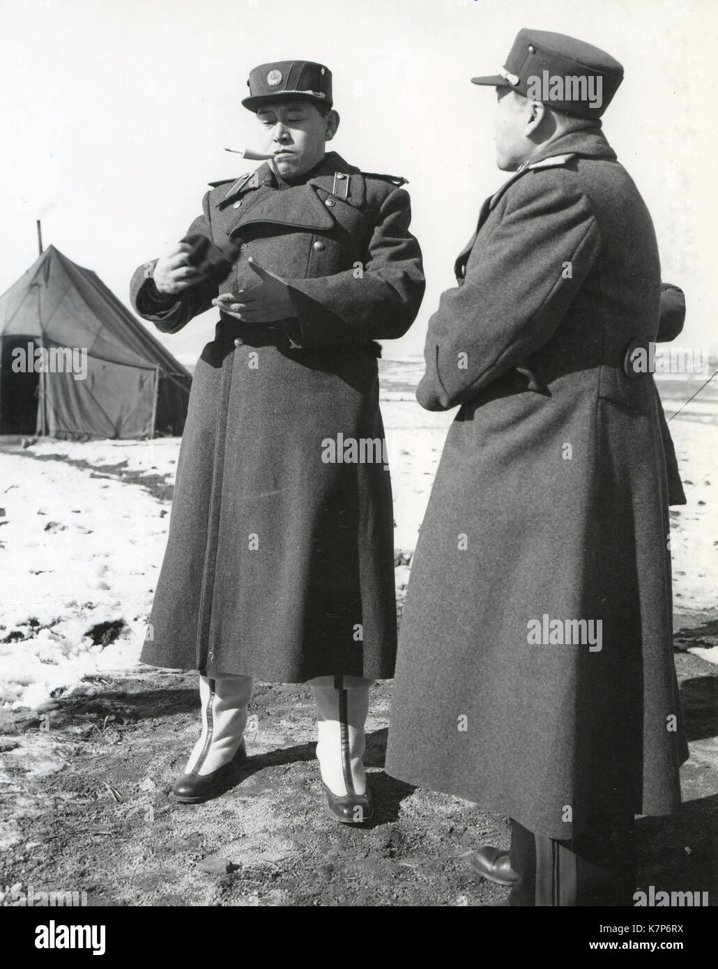 November 27, 1951, Panmunjom, Korea - Nach einem Treffen mit UN-Delegation, die an der Konferenz der militärischen Waffenstillstand Verhandlungen zwischen Vertretern der kommunistischen Kräfte, und UNO-Truppen, General Nam II (links) diskutiert mit ein Adjutant. Stockfoto