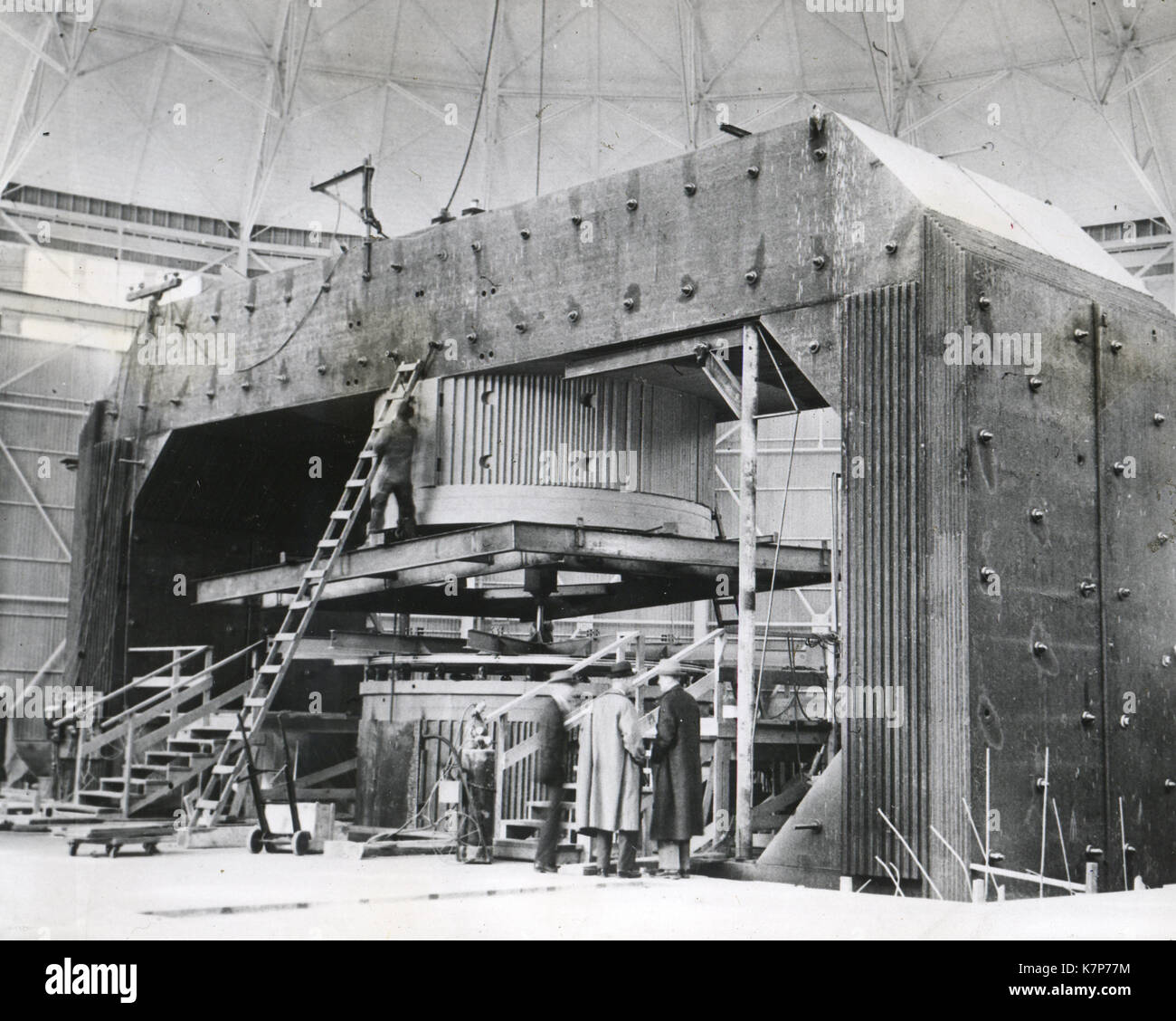 1945 - In einem riesigen Gebäude auf dem Campus der Universität von Kalifornien, von der Arbeit auf den riesigen4900-t-atom smashing Zyklotron wurde schnell im Jahr 1942 voran. Die Arbeit der riesigen Maschine war ein eng bewacht militärische Geheimnis. Dieses Foto wurde gemacht, als der Job der Wicklung der Magnet des zyklotrons begonnen wurde. Stockfoto
