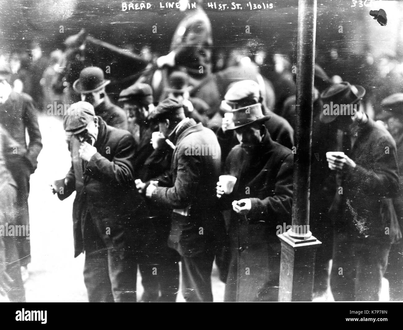Brot Line Feeding arbeitslose Männer Kaffee und Donuts, Washington, DC, am 01/30/1915. Stockfoto