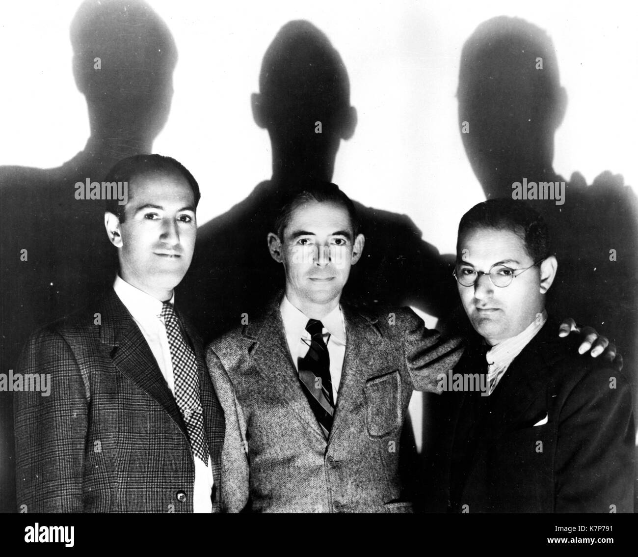 Die drei Macher von "Porgy und Bess", (von links nach rechts) George Gershwin, DuBose Heyward und Ira Gershwin, New York, NY, 1935. Stockfoto