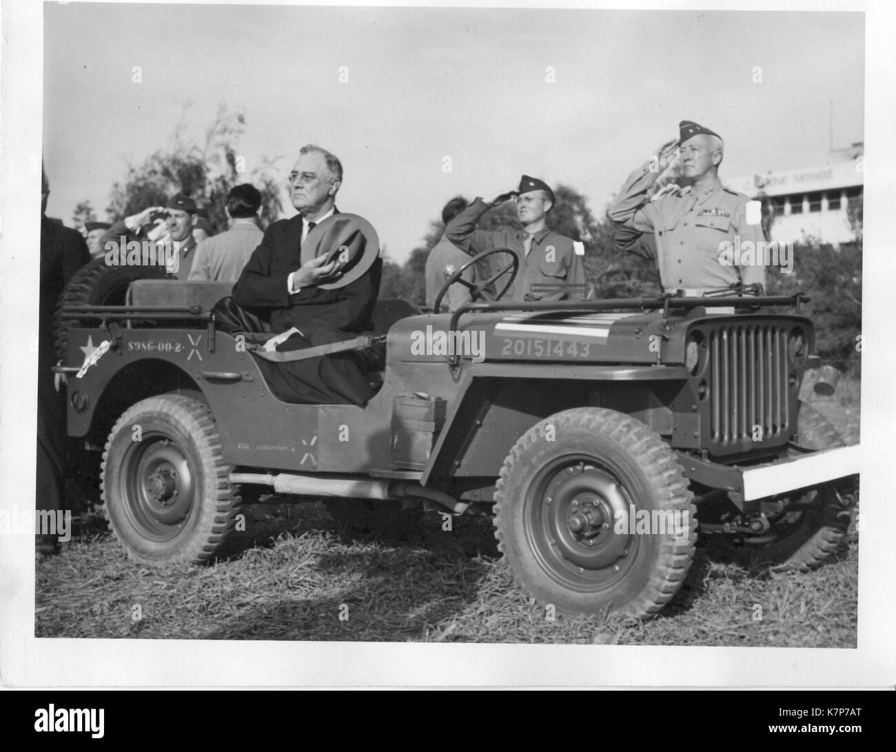 Präsident Franklin D. Roosevelt sitzt im Jeep mit Hut über sein Herz, Überprüfen der Truppen mit General George Patton, Casablanca, 18/1/1943 Stockfoto