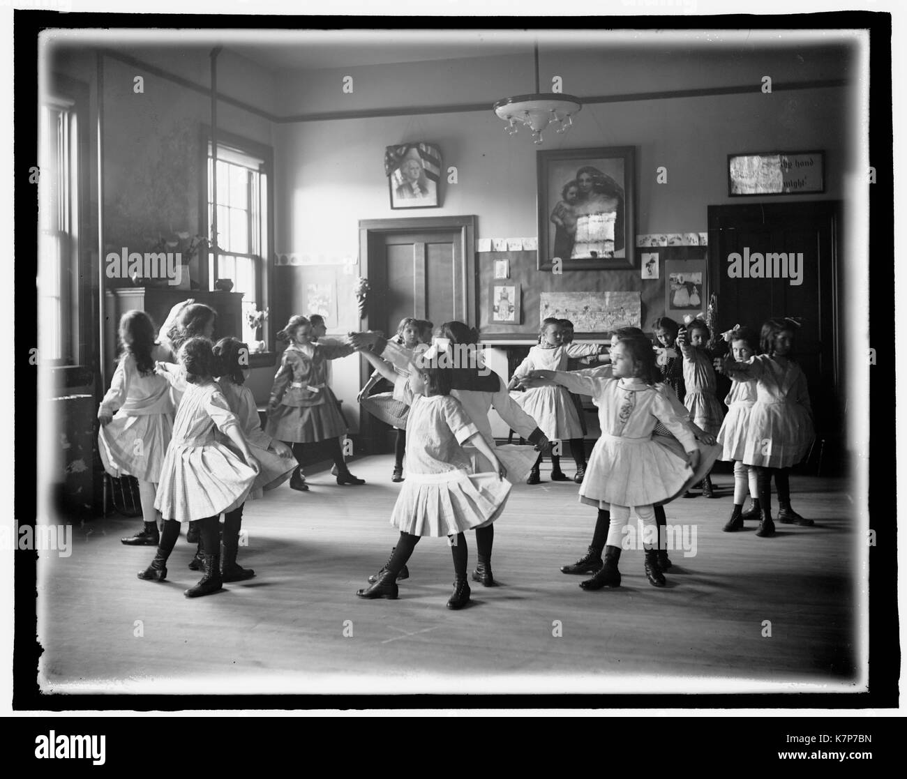 Mädchen tanzen in einem Klassenzimmer in Georgetown, Washington, DC, 1915. Stockfoto