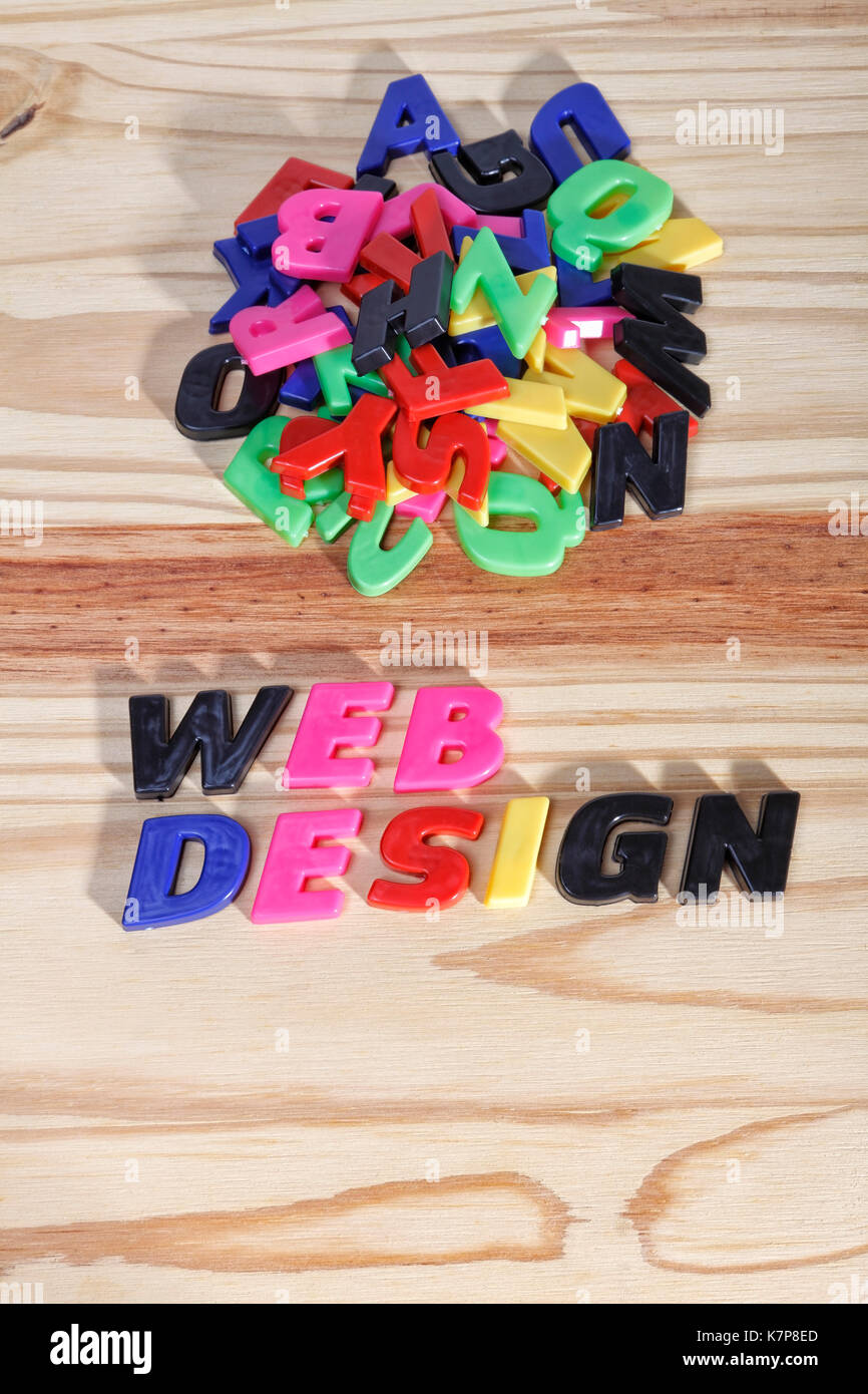 Web Design bunte Wörter auf Holz. Stockfoto